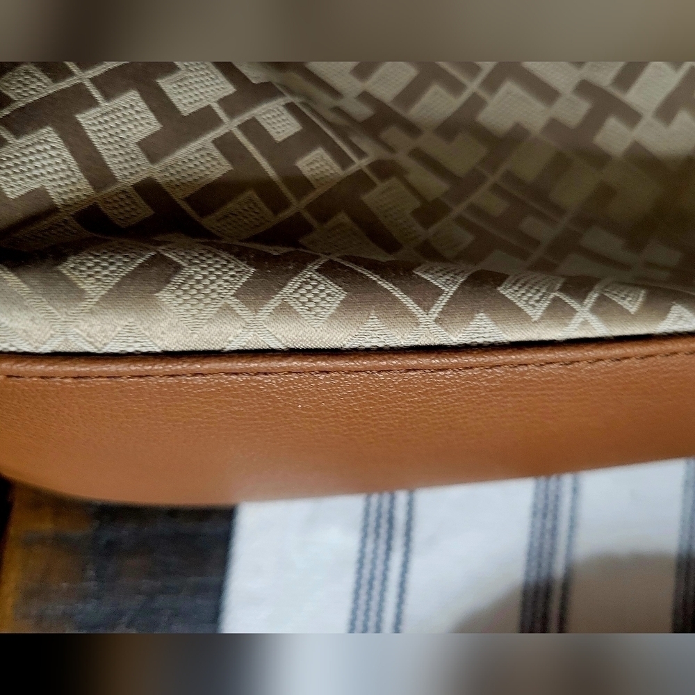 Tommy Hilfiger Large Logo Purse Beige Gold Accents Tote Handbag. - Picture 6 of 10